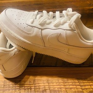 Youth 5.5 EUC White Nike Air Force 1 LE sneakers